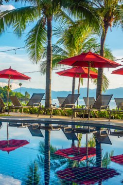 Güzel lüks otel ve tatil seyahat ve tatil için sandalye ve şemsiye ile açık yüzme havuzu