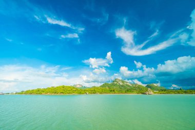 Güzel beyaz bulut mavi gökyüzü ve deniz ya da okyanus arka planı için