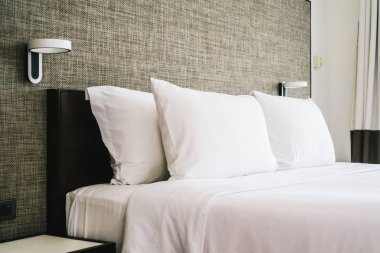 Otel yatak yatak dekorasyon iç beyaz rahat yastık