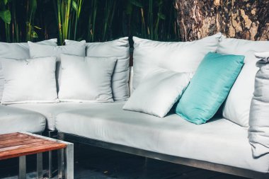 Kanepe dekorasyon açık veranda tropikal ve doğa manzaralı konforlu yastık