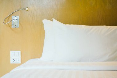 Beyaz yastık yatak otel yatak odası iç dekorasyon