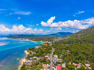 Koh samui Adası Tatil ve seyahat için mavi gökyüzünde üzerinde pek çok ağaç ve beyaz bulut deniz ve plaj güzel havadan görünümü
