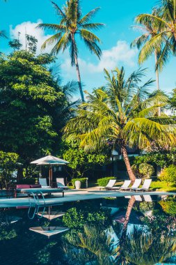 Güzel lüks otel ve tatil seyahat ve tatil için sandalye ve şemsiye ile açık yüzme havuzu