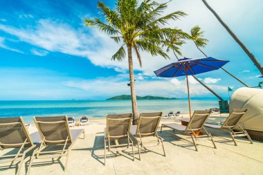 Güzel tropikal plaj ve Hindistan cevizi hurma ağacı ve şemsiye ve Cennet Adası tatil tatil için sandalyeye denize sıfır