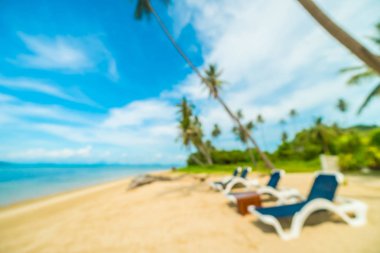 Soyut bulanıklık ve tropikal plaj ve deniz seyahat ve tatil için Hindistan cevizi hurma ağacı arka plan ile defocused