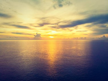 Güzel tropikal plaj ve deniz hurma ve koh samui Adası Tayland tatil ve seyahat için günbatımı zaman diğer ağacında havadan görünümü