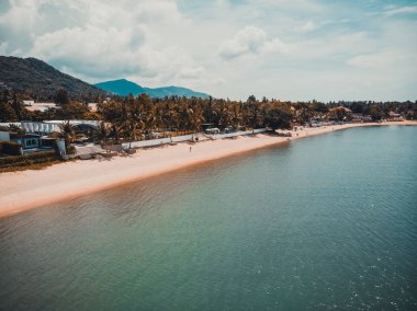 Güzel tropikal plaj ve deniz hurma ve koh samui Adası seyahat ve tatil için diğer ağacında havadan görünümü