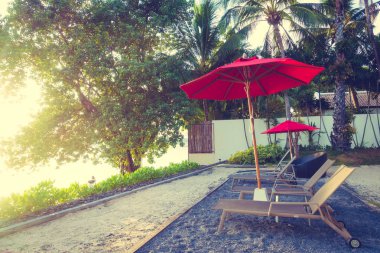 Güzel tropikal deniz okyanus ve plaj şemsiye ve sandalye seyahat ve tatil için