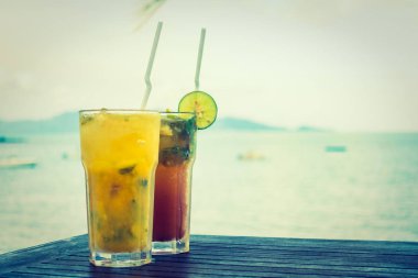 Mojito cam tropikal deniz okyanus ve Plajı manzaralı içme buz