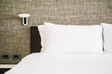Otel yatak yatak dekorasyon iç beyaz rahat yastık