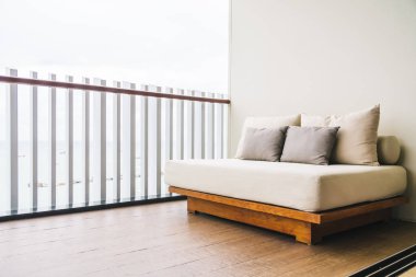 Kanepe dekorasyon açık balkon ve veranda üzerinde rahat yastık