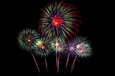 Kutlama için geceleri üzerinde siyah gökyüzü güzel renk havai fişek