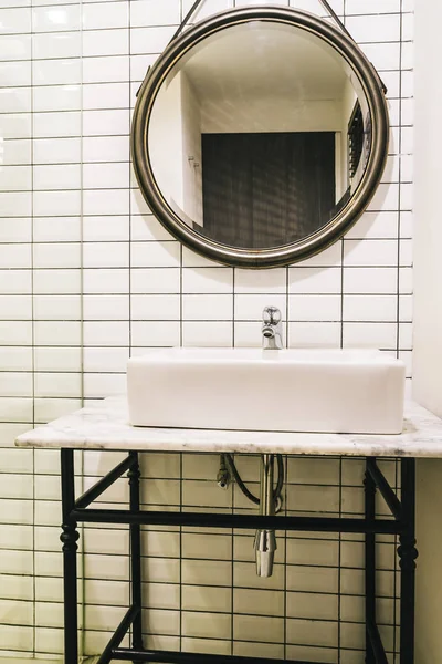 Βρύση Και Νεροχύτη Διακόσμηση Στο Εσωτερικό Μπάνιο — Φωτογραφία Αρχείου