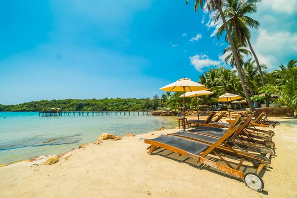 Şemsiye ve güzel tropikal plaj ve deniz paradise Island Seyahat ve tatil için Hindistan cevizi hurma ağacı ile sandalye
