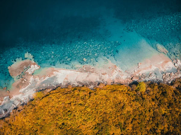 Güzel doğa tropikal plaj ve deniz kayık tekne ve Hindistan cevizi hurma ağacı Cennet Adası için seyahat etmek tatil