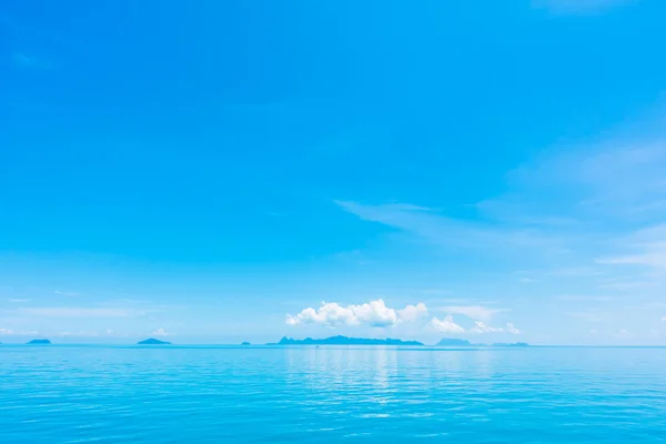 美丽的海和海洋与云彩在蓝天背景 — 图库照片