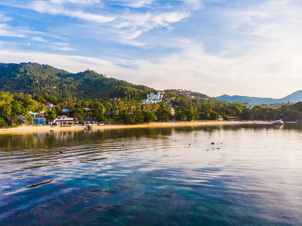 Güzel tropikal plaj ve deniz hurma ve koh samui Adası seyahat ve tatil için diğer ağacında havadan görünümü