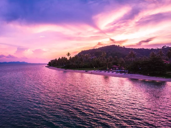 Güzel tropikal plaj ve deniz hurma ve koh samui Adası Tayland tatil ve seyahat için günbatımı zaman diğer ağacında havadan görünümü
