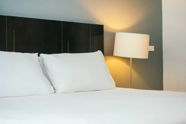 Λευκό Άνετο Μαξιλάρι Για Κρεβάτι Διακόσμηση Στο Δωμάτιο Του Ξενοδοχείου — Φωτογραφία Αρχείου