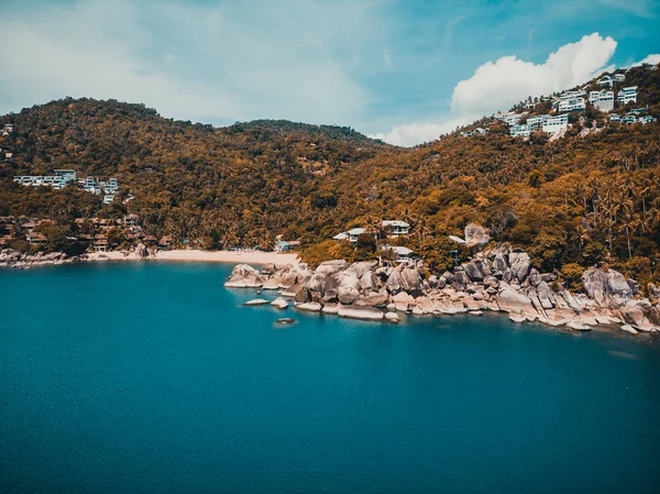 Güzel tropikal plaj ve deniz hurma ve koh samui Adası seyahat ve tatil için diğer ağacında havadan görünümü