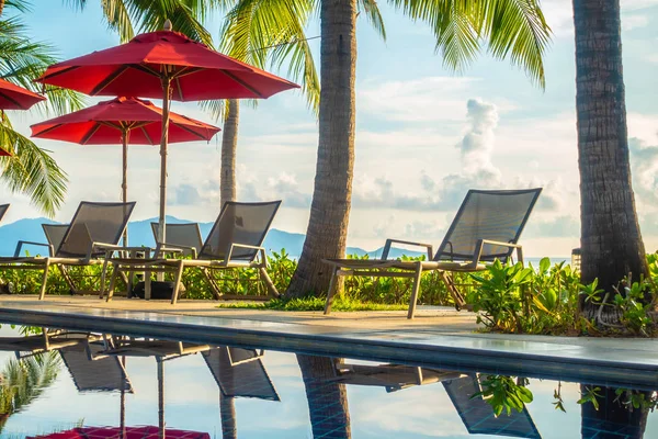 Güzel lüks otel ve tatil seyahat ve tatil için sandalye ve şemsiye ile açık yüzme havuzu