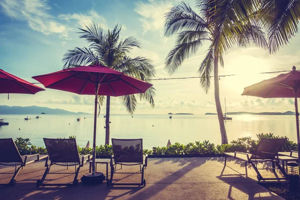 Güzel tropikal deniz okyanus ve plaj şemsiye ve sandalye seyahat ve tatil için