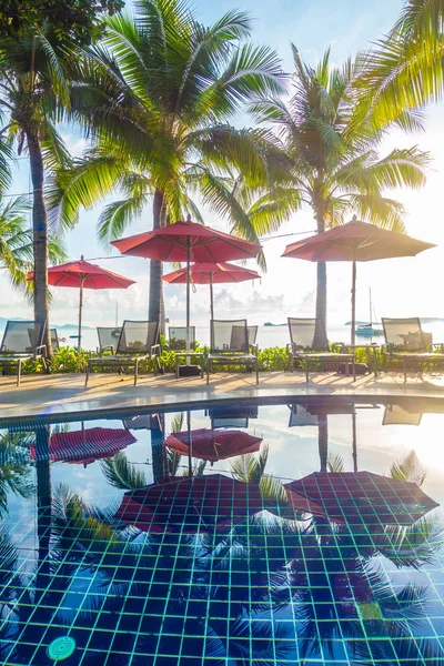 Güzel lüks otel ve tatil seyahat ve tatil için sandalye ve şemsiye ile açık yüzme havuzu