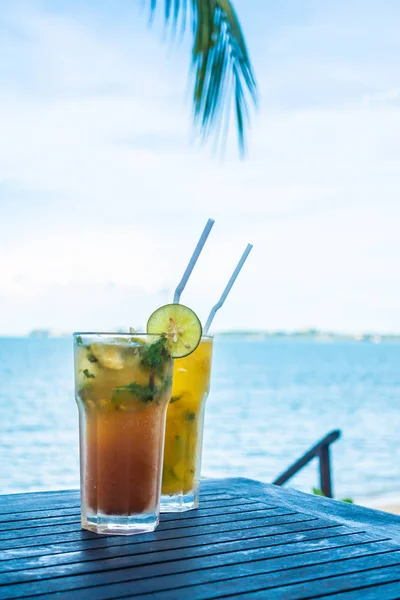 Mojito cam tropikal deniz okyanus ve Plajı manzaralı içme buz