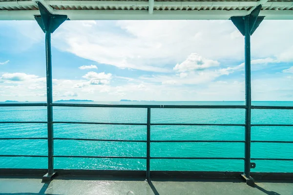 Güzel deniz ya da okyanus görünüm dış dükkanı veya tekne ile balkon