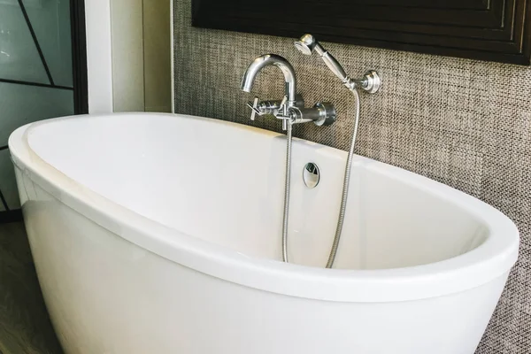 Güzel lüks beyaz küvet banyo iç dekorasyonda