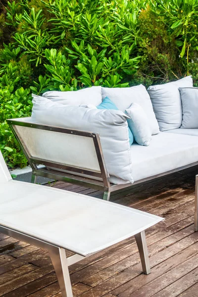 Comodo Cuscino Sul Divano Decorazione Patio Esterno Con Vista Tropicale — Foto Stock