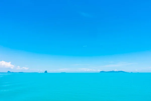 Hermoso Mar Océano Con Nubes Fondo Del Cielo Azul — Foto de Stock