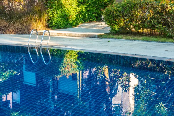 Güzel lüks otel ve resort tatil seyahat ve tatil için merdiven ile açık yüzme havuzu