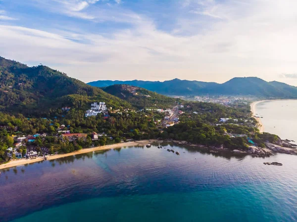 Güzel tropikal plaj ve deniz hurma ve koh samui Adası seyahat ve tatil için diğer ağacında havadan görünümü
