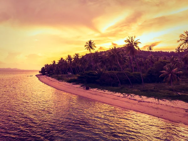 Güzel tropikal plaj ve deniz hurma ve koh samui Adası Tayland tatil ve seyahat için günbatımı zaman diğer ağacında havadan görünümü