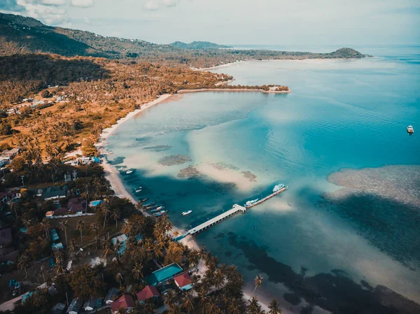 Güzel tropikal plaj ve deniz hurma ve koh samui Adası seyahat ve tatil için diğer ağacında havadan görünümü