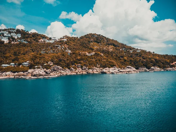 Güzel tropikal plaj ve deniz hurma ve koh samui Adası seyahat ve tatil için diğer ağacında havadan görünümü