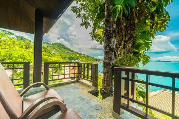 Veranda veya sandalye etrafında güzel deniz ve okyanus manzaralı seyahat ve tatil için balkon
