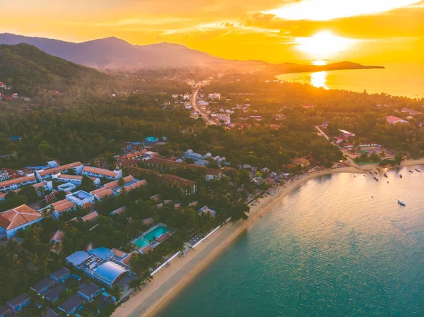 Güzel tropikal plaj ve deniz hurma ve koh samui Adası Tayland tatil ve seyahat için günbatımı zaman diğer ağacında havadan görünümü