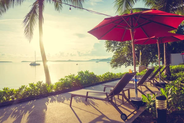 Güzel tropikal deniz okyanus ve plaj şemsiye ve sandalye seyahat ve tatil için