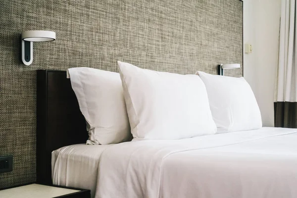 Otel yatak yatak dekorasyon iç beyaz rahat yastık