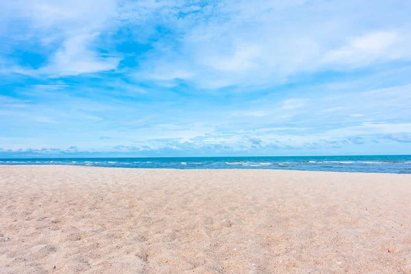 Seyahat ve tatil için güzel tropikal plaj ve deniz manzara