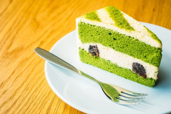 Matcha yeşil çay pasta ve tatlı beyaz plaka