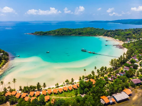 Plaj ve deniz paradise Island tatil için Hindistan cevizi hurma ağacı ile güzel havadan görünümü