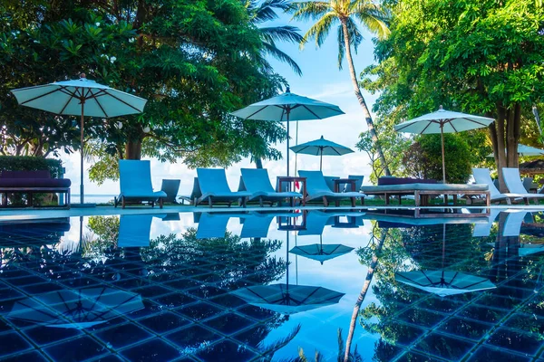 Güzel lüks otel ve tatil seyahat ve tatil için sandalye ve şemsiye ile açık yüzme havuzu
