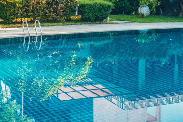 Güzel lüks otel ve resort tatil seyahat ve tatil için merdiven ile açık yüzme havuzu