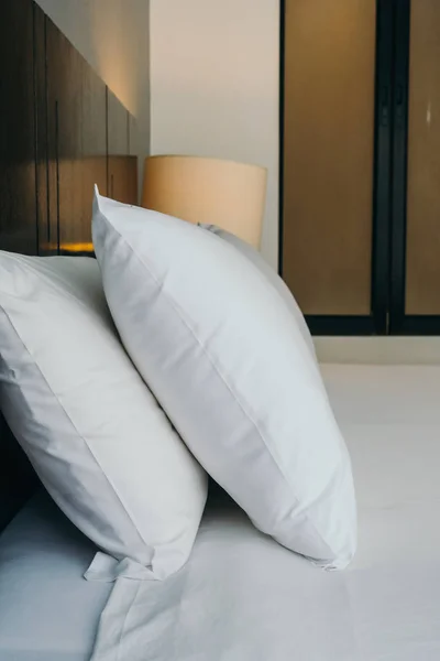 ホテルのベッド ベッドの装飾に白の快適な枕 — ストック写真