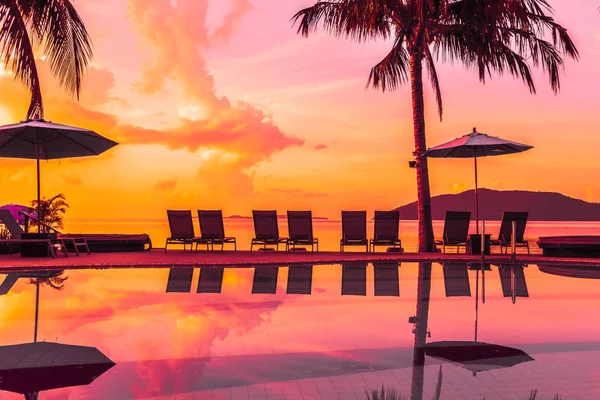 Schöne Aussicht Freien Mit Sonnenschirm Und Liegestuhl Rund Das Schwimmbad — Stockfoto