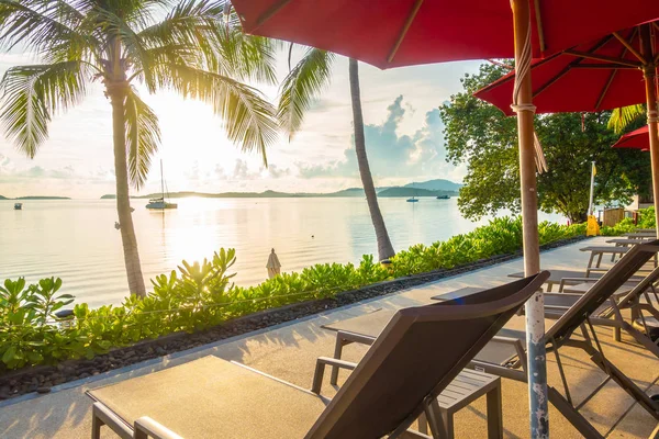 Güzel tropikal deniz okyanus ve plaj şemsiye ve sandalye seyahat ve tatil için