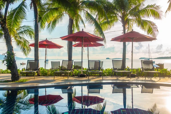 Güzel lüks otel ve tatil seyahat ve tatil için sandalye ve şemsiye ile açık yüzme havuzu